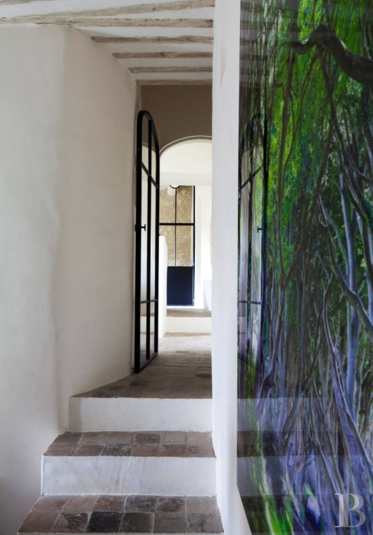 Dans les Bouches-du-Rhône, entre Avignon et Arles, une maison de village des 13e et 14e siècles - photo  n°6